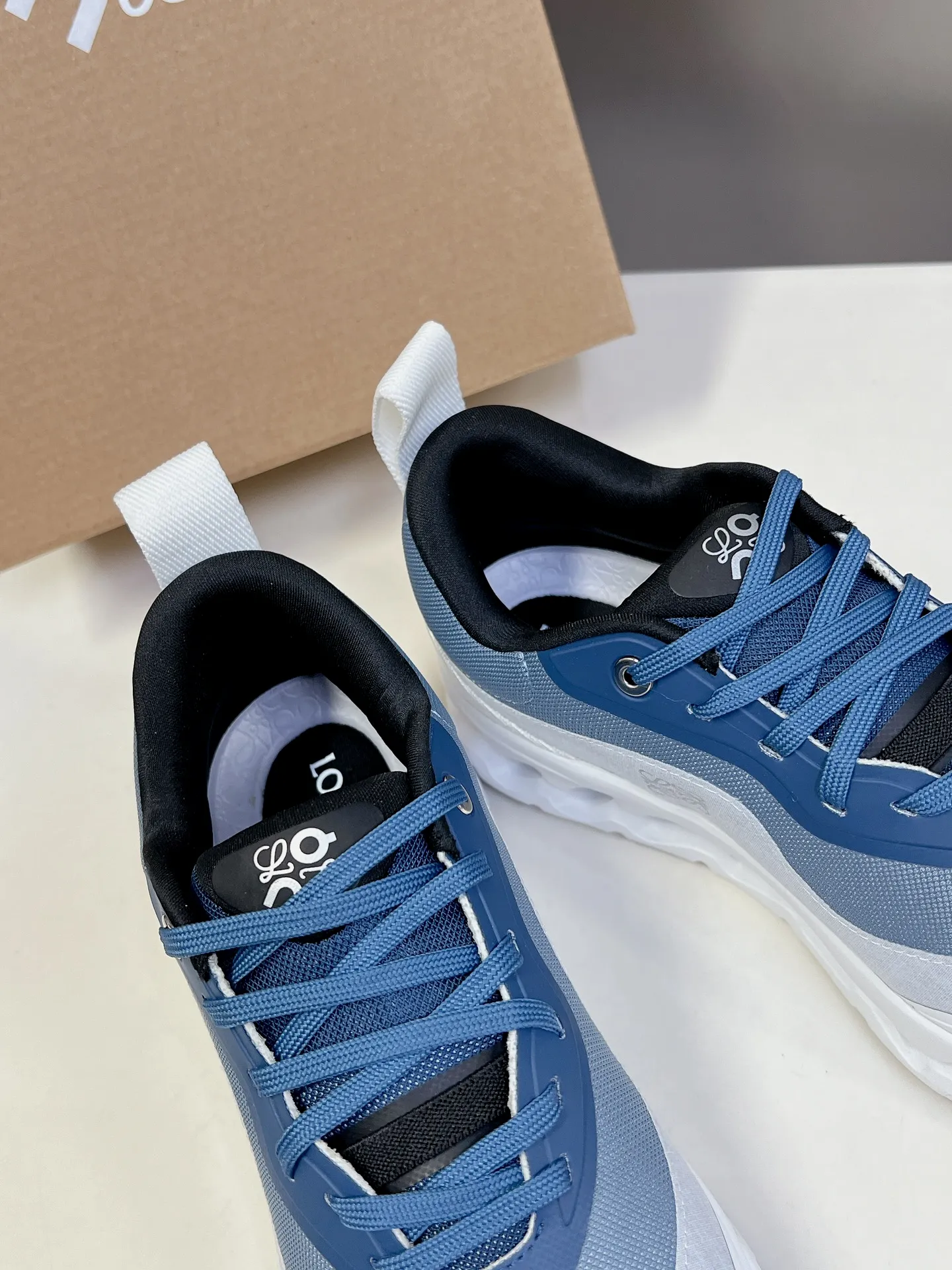 👟👟Ex-factory price 640👟👟 Loewe x on cioudtilt2.0 running shoes‼ ️Couple model Loewe Made from recycled polyester and mesh, it features an exclusive rubber sole with Loewe's classic logo printed on the side and full-coverage seam details. This cooperation combines ON's professional technology with Loewe's exquisite craftsmanship, and uses it in the production and design, specially designed for urban life and outdoor sports. Code number: 35-40, male 39-44